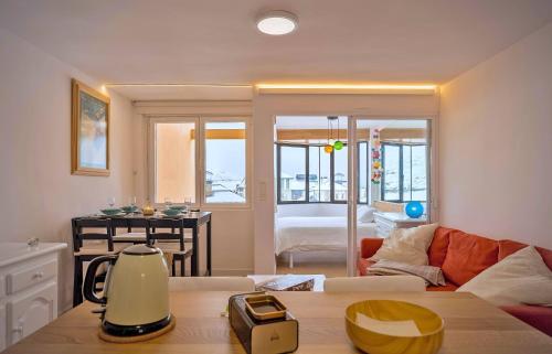 シエラネバダにあるApartamentos en la Plaza de Sierra Nevada Impala 2C Parking incluidoのソファとテーブルのあるリビングルーム