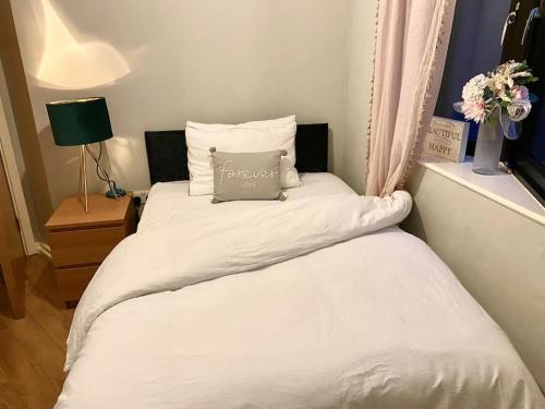 A bed or beds in a room at City Central 2 Bedroom Apartment