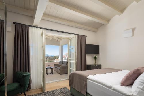 sypialnia z łóżkiem i salonem w obiekcie Villa Harmony by ILC (Istria Luxury Collection) w mieście Brtonigla