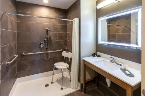 y baño con ducha y lavamanos. en La Quinta Inn & Suites by Wyndham Tulsa Downtown - Route 66 en Tulsa