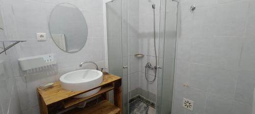 a bathroom with a sink and a shower at Kaza Jindung in Mindelo