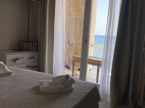 A bed or beds in a room at CIELOMARE APARTMENTS - ODISSEA fisherman house