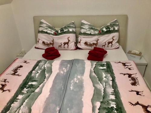 łóżko z kołdrą z dinozaurami w obiekcie KOSI Thermen-Vulkanland Appartement w mieście Fürstenfeld