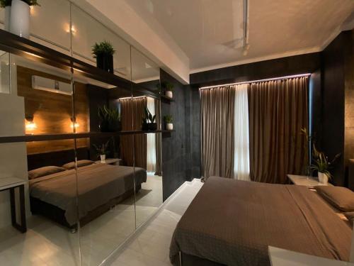um quarto com uma cama e uma parede de vidro em Business Double Room Lux Apartment in the Center em Chisinau
