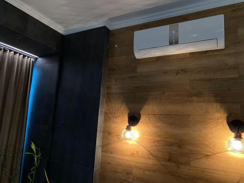 um quarto com duas luzes numa parede com uma parede em Business Double Room Lux Apartment in the Center em Chisinau