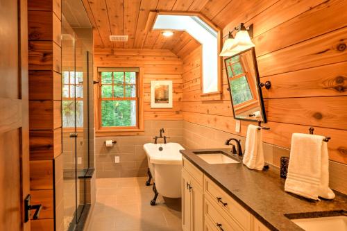 uma casa de banho com um lavatório, um chuveiro e um WC. em Sugar Berry-Remodeled Laughlintown Craftsman Home! em Laughlintown