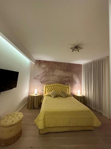 羅馬的住宿－Gio Luxury Home，一间卧室配有一张黄色的床和两盏灯。