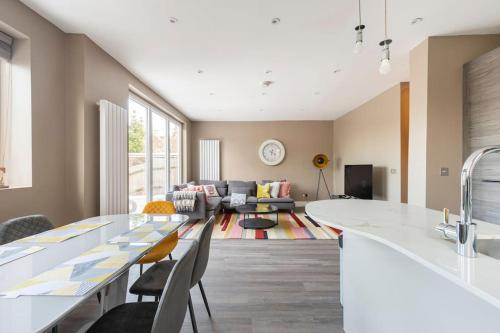 a living room with a table and a couch at Luxury London Garden Flat in London