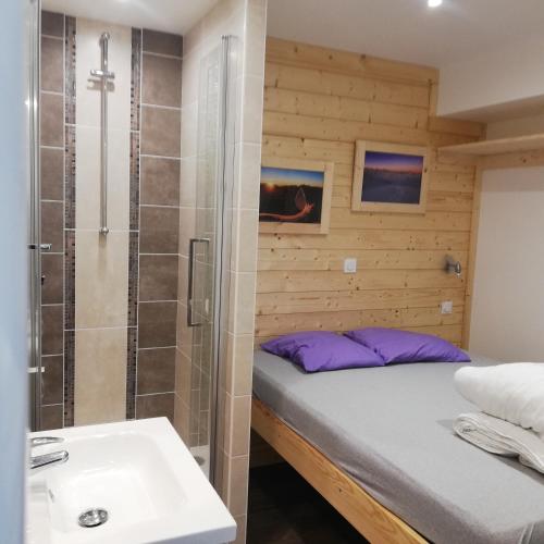 Ένα ή περισσότερα κρεβάτια σε δωμάτιο στο Chalet Les Garands