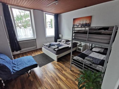 Eva's Hostel - Self Check-In & Room Just For You Alone في دوسلدورف: غرفة بسريرين بطابقين وغرفة نوم
