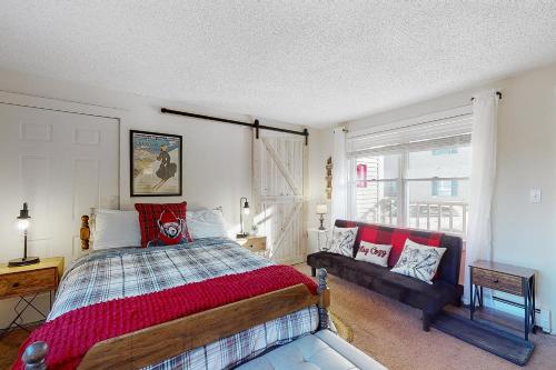 勒德洛的住宿－Dream Weaver，一间卧室配有一张床和一张沙发