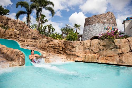 A piscina localizada em Universal's Loews Sapphire Falls Resort ou nos arredores