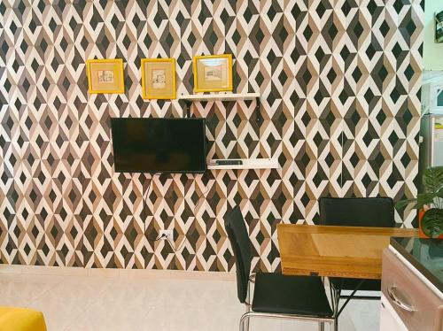 a room with a wall with a geometric wallpaper at Calido Y Confortable in Santo Domingo