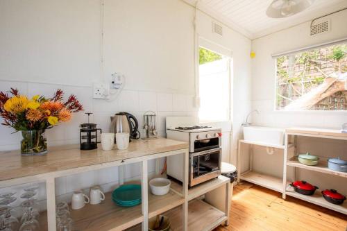 Η κουζίνα ή μικρή κουζίνα στο Serene Hide-Away with ocean views.