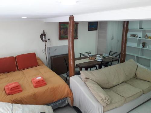 sala de estar con cama y sofá en NINO moniambiente en Ushuaia