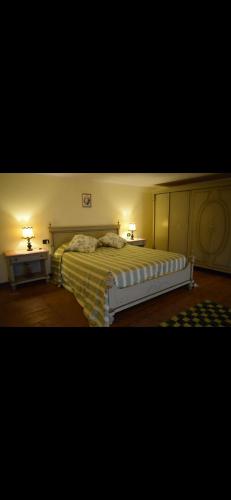 シラクーサにあるAl Mazari homeのベッドルーム1室(ベッド1台、ナイトテーブル2台付)
