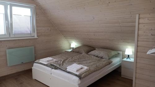 Ένα ή περισσότερα κρεβάτια σε δωμάτιο στο Słoneczne Chatki