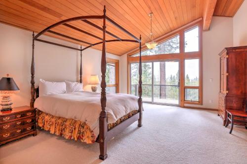 una camera con letto a baldacchino e ampia finestra di Mountain Chalet - 1 Mi to Skiing and Incline Village a Incline Village
