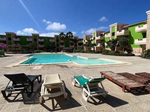una piscina con tumbonas y un hotel en Pool & Wifi - Djadsal Moradias by Bobbywashere, en Santa Maria