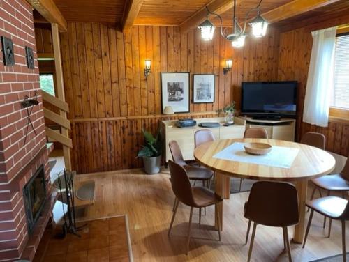 德巴諾夫斯卡多利納的住宿－Chata Jana Demänovská Dolina，配有桌椅和电视的客房