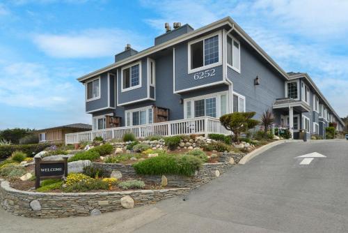 a house on the side of the road at Sand Pebbles Inn in Cambria