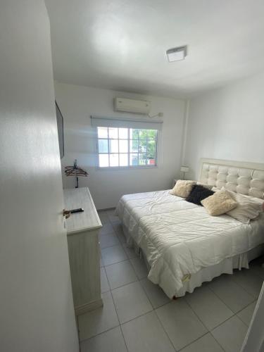 Habitación blanca con cama y ventana en Thames 805 en Buenos Aires