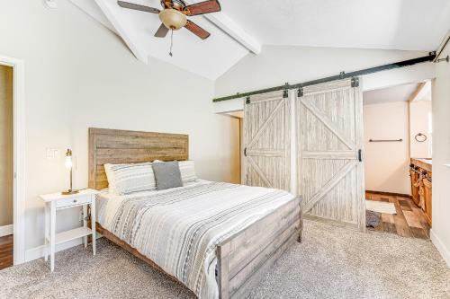 1 dormitorio con cama y puerta corredera de granero en Wildcat Family Ranch, en Murphys