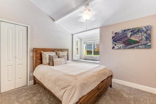 a bedroom with a large bed in a room at Wildcat Family Ranch in Murphys