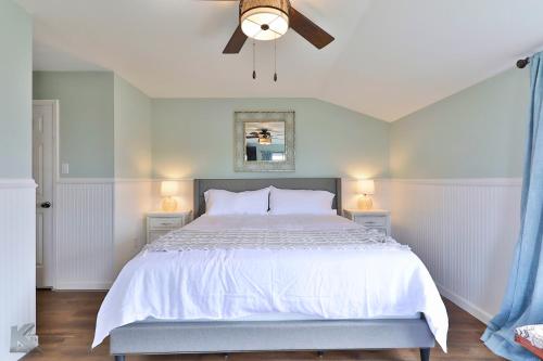 Schlafzimmer mit einem großen Bett und einem Deckenventilator in der Unterkunft Lazy Boho Resort: Roomy Lux. Home w/ Private Pool in Abilene