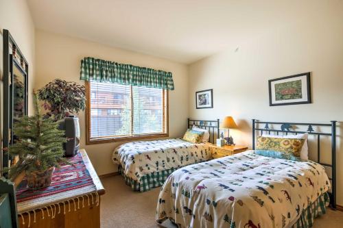 um quarto com 2 camas e uma janela em Main St Frisco Vacation Rental Near Ski Resorts! em Frisco