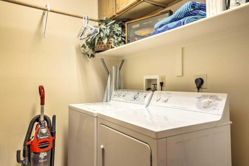 uma casa de banho com um lavatório branco e uma esfregona em Main St Frisco Vacation Rental Near Ski Resorts! em Frisco