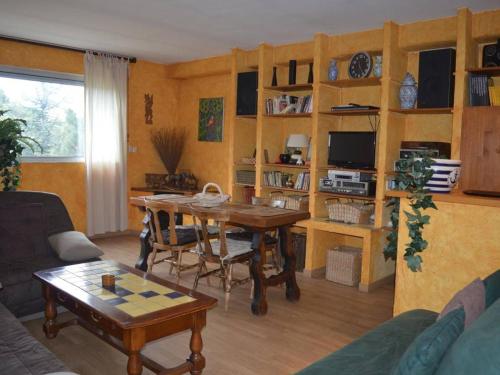 - un salon avec une table en bois et une salle à manger dans l'établissement Appartement T2 calme avec parking, à 500m du port - Banyuls-sur-Mer - FR-1-225C-320, à Banyuls-sur-Mer