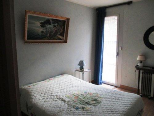 une chambre avec un lit et un tableau au mur dans l'établissement Appartement T2 calme avec parking, à 500m du port - Banyuls-sur-Mer - FR-1-225C-320, à Banyuls-sur-Mer