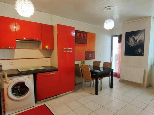 Appartement Cauterets, 3 pièces, 8 personnes - FR-1-234-149にあるキッチンまたは簡易キッチン