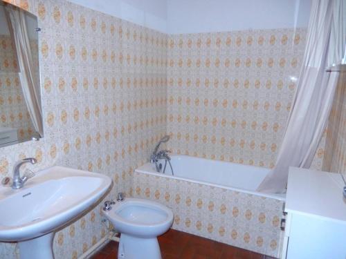 une salle de bain avec un lavabo, des toilettes et une baignoire dans l'établissement Appartement 3 pièces, 6 couchages, proche plage et centre, balcon, classé 2 étoiles, ménage inclus - FR-1-229C-608, à Port-la-Nouvelle