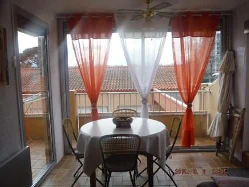 Photo de la galerie de l'établissement Appartement T2 avec Piscine à 300m de la Plage - Argelès-sur-Mer - FR-1-388-12, à Argelès-sur-Mer