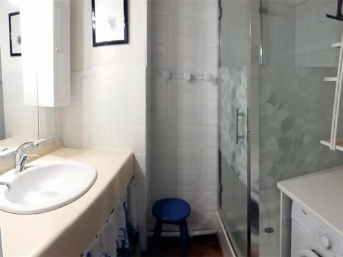 une salle de bain avec un lavabo et une douche en verre dans l'établissement Appartement T2 avec piscine, parking privé, proche plage - 4 couchages - Argelès-sur-Mer - FR-1-388-8, à Argelès-sur-Mer