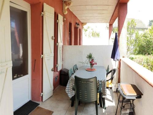 un patio avec une table et des chaises sur un balcon dans l'établissement Appartement T2 à Argelès-sur-Mer, 3 couchages, à 150m de la mer, proche commerces, parking inclus - FR-1-388-78, à Argelès-sur-Mer