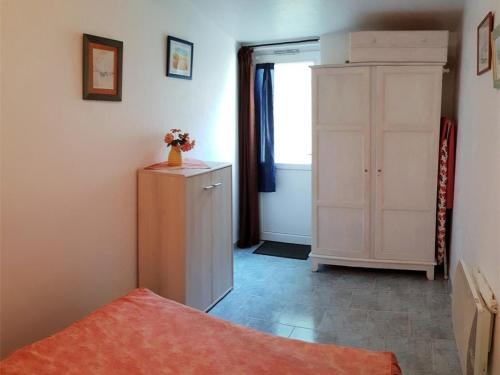 - une chambre avec un lit, une armoire et une fenêtre dans l'établissement Appartement T2 à Argelès-sur-Mer, 3 couchages, à 150m de la mer, proche commerces, parking inclus - FR-1-388-78, à Argelès-sur-Mer