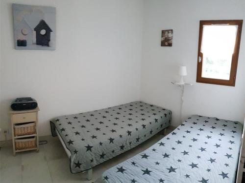 a bedroom with a bed with stars on it at Appartement Argelès-sur-Mer, 2 pièces, 4 personnes - FR-1-388-52 in Argelès-sur-Mer