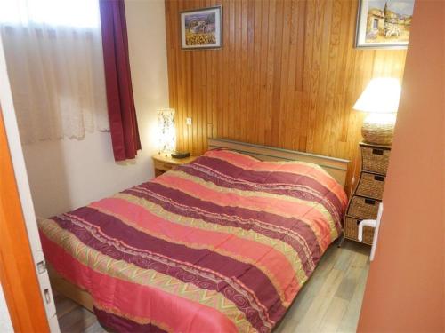 - une chambre avec un lit et une couverture colorée dans l'établissement Appartement T2 à Argelès-sur-Mer, plage à 300m, piscine, parking privé, animaux acceptés - FR-1-388-109, à Argelès-sur-Mer
