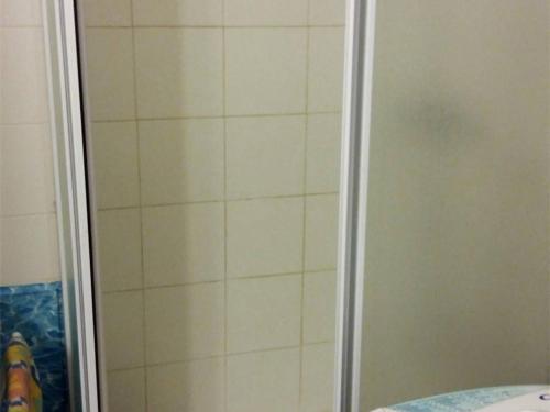 une douche avec une porte vitrée dans une salle de bain dans l'établissement Appartement T2 à Argelès-sur-Mer, plage à 300m, piscine, parking privé, animaux acceptés - FR-1-388-109, à Argelès-sur-Mer