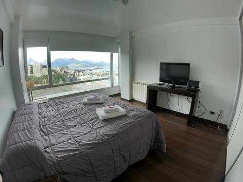 烏斯懷亞的住宿－El Descanso - Ushuaia，一间卧室设有一张床和一个大窗户