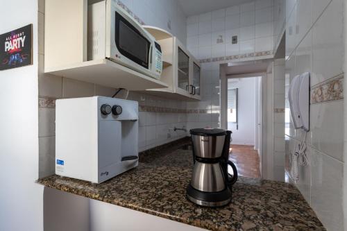 una cocina con cafetera en una encimera en Simple Style Leme, en Río de Janeiro