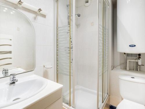 une salle de bain avec une douche, un lavabo et des toilettes dans l'établissement Appartement cosy à Cauterets, 4 pers, balcon, proche centre et télécabine - FR-1-401-111, à Cauterets
