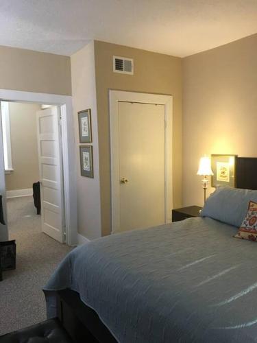 een slaapkamer met een bed en een deur naar een kamer bij Your home away from home! First floor LTR discounts 533 in Pittsburgh