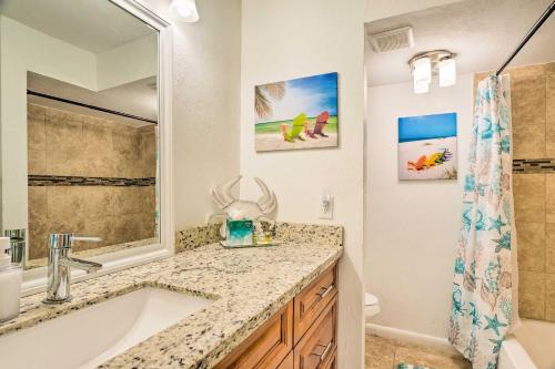 y baño con lavabo, bañera y aseo. en Pet-Friendly Fort Myers Home with Heated Pool!, en North Fort Myers