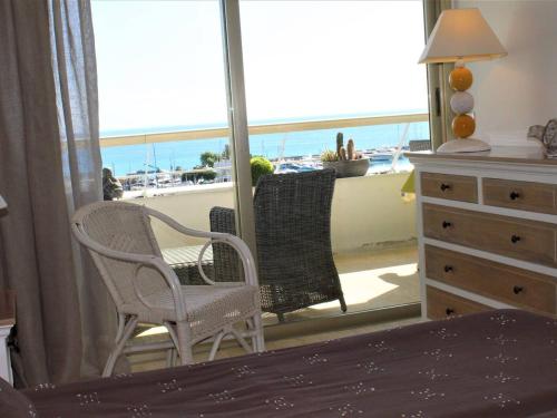 - une chambre avec un balcon offrant une vue sur l'océan dans l'établissement Moderne Appt 2P, Terrasse, Parking, Villeneuve-Loubet Plage - FR-1-252A-7, à Villeneuve-Loubet
