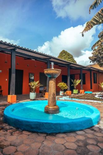 a fountain in the middle of a courtyard at Casa Colonial in Mariquita