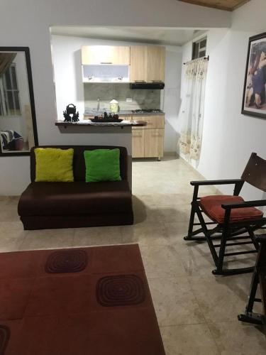 sala de estar con sofá y silla en La Isabela, en Pitalito